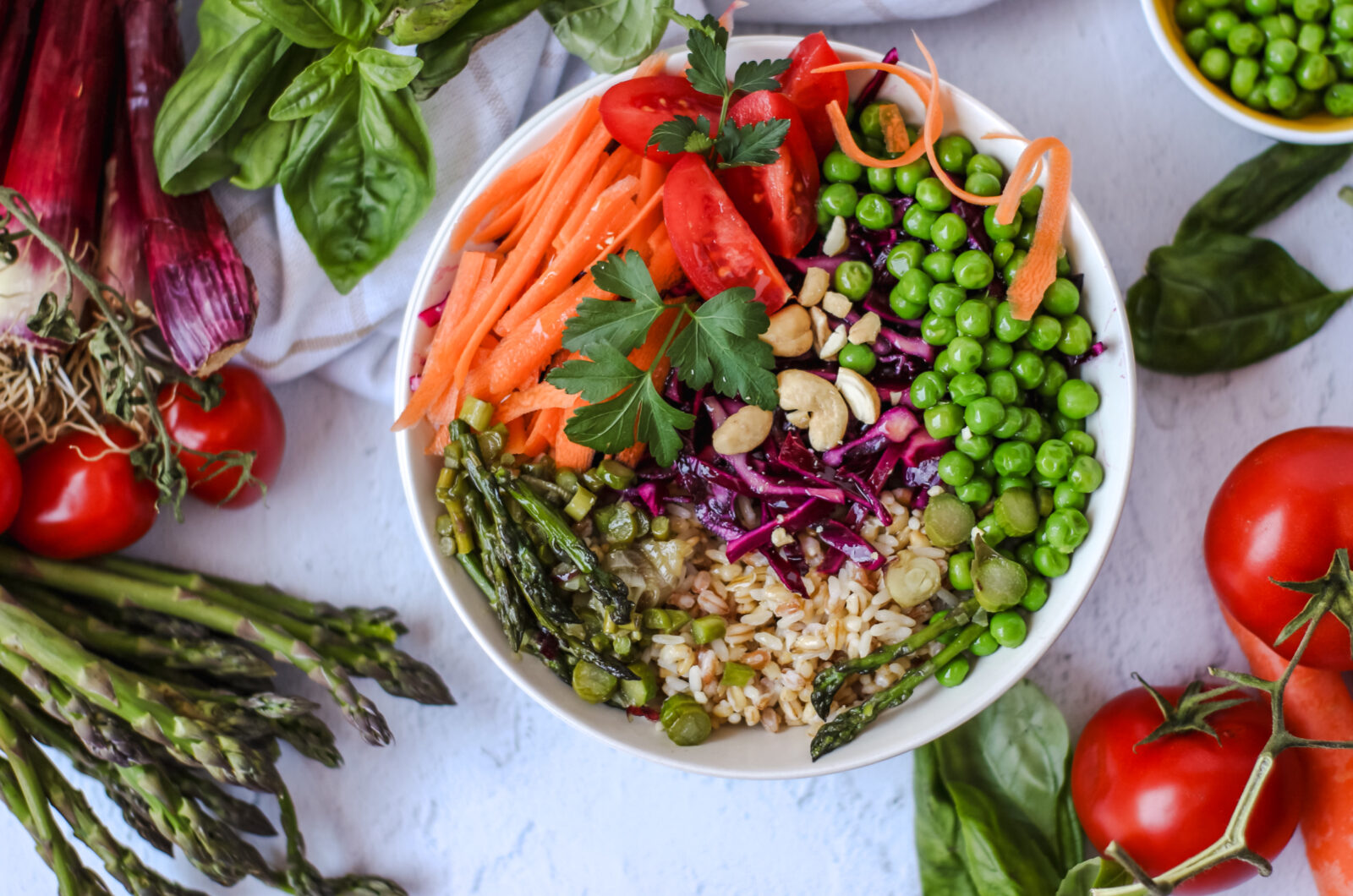 Bowl primavera arcobaleno: cereali, asparagi e verdure colorate per un piatto sano e completo