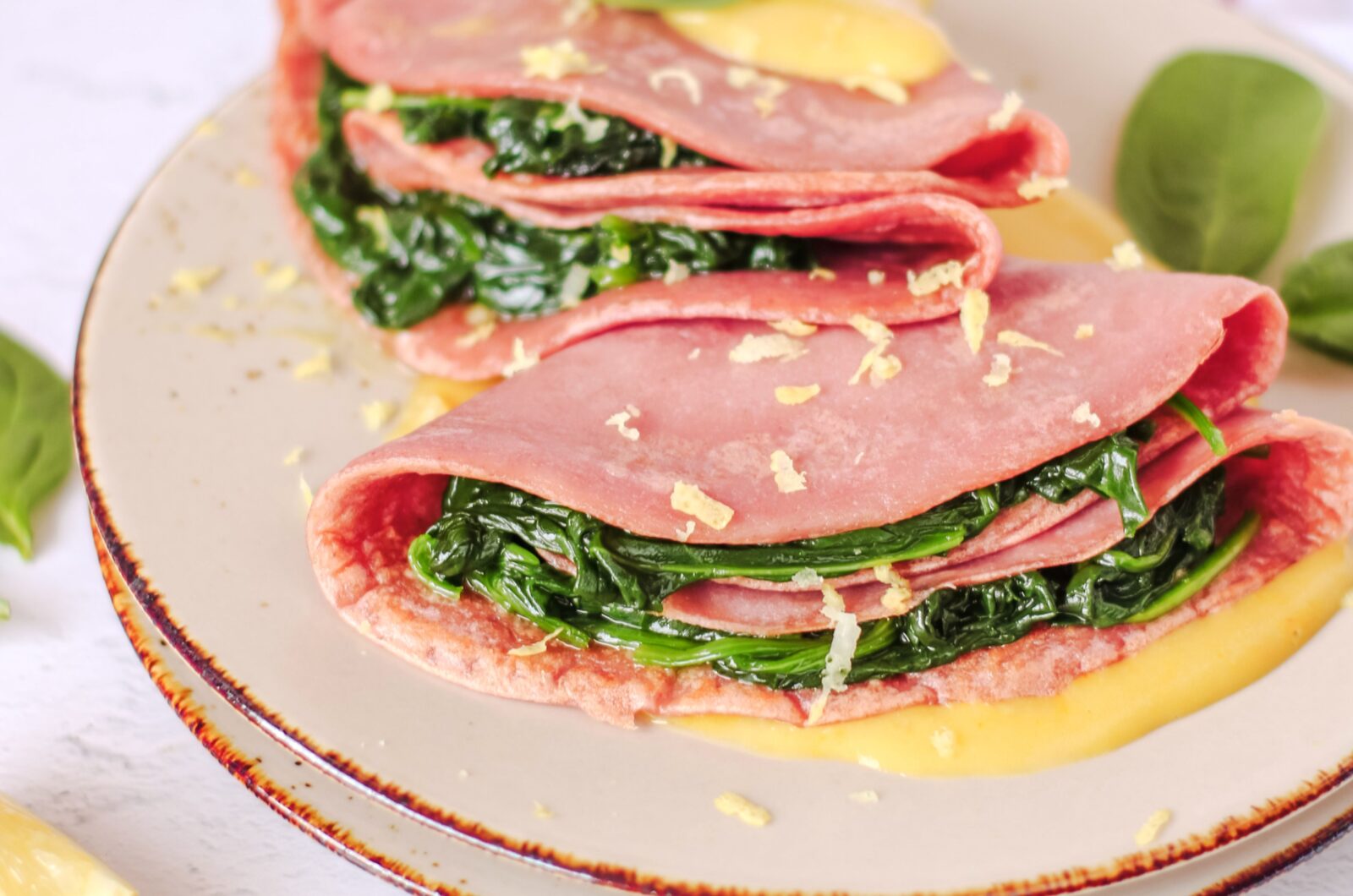 Crepes rosa alla barbabietola con spinaci e crema di cannellini allo zafferano