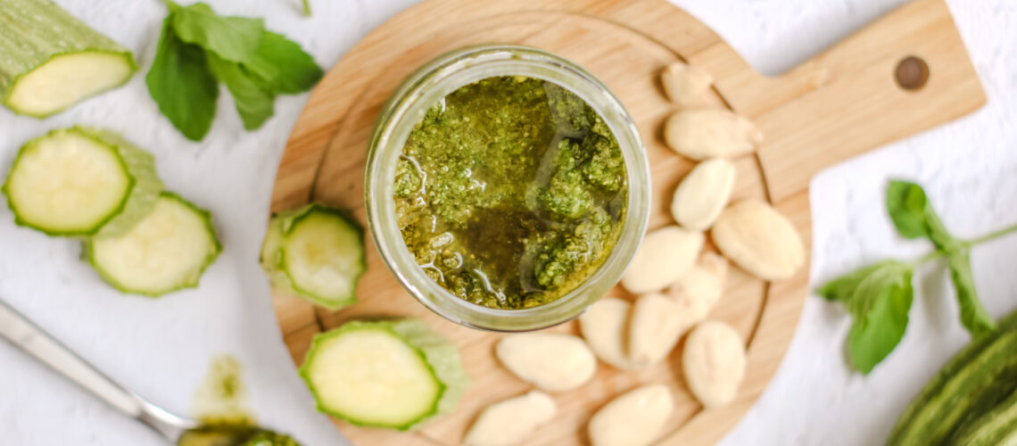 Pesto di zucchine crude, mandorle ed erbe aromatiche