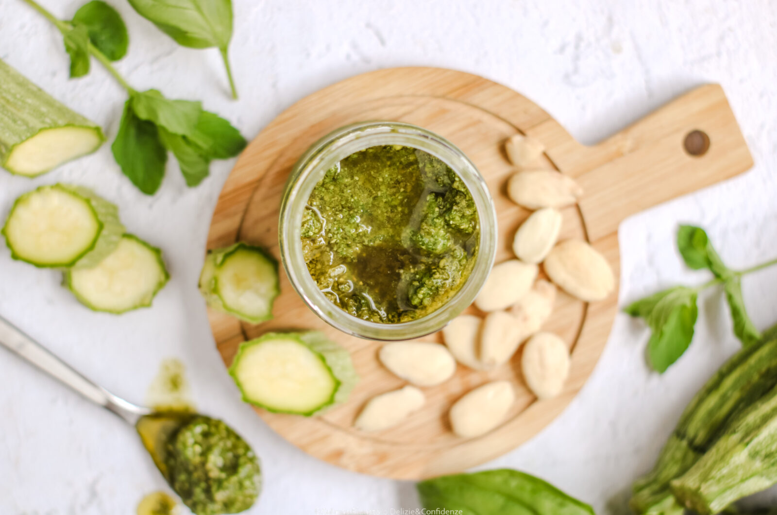 Pesto di Zucchine Crude e Mandorle: La Crema Fresca dell'Estate