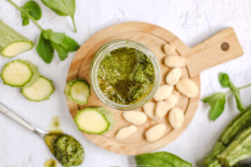 Pesto di zucchine crude, mandorle ed erbe aromatiche