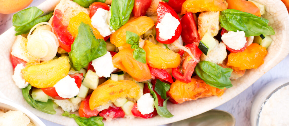 Panzanella con albicocche grigliate e crema di anacardi