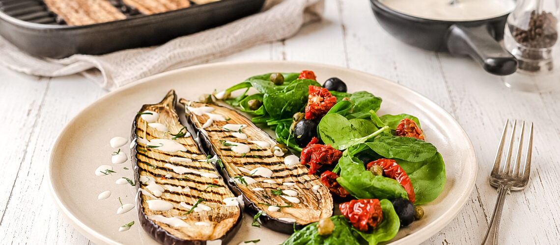 Melanzane fredde con yogurt vegetale, limone ed erbe mediterranee