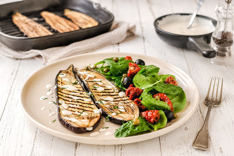 Melanzane fredde con yogurt vegetale, limone ed erbe mediterranee