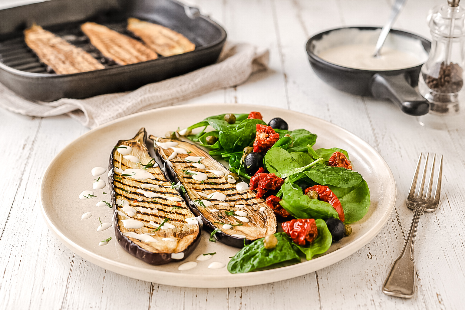 Melanzane fredde con yogurt, limone ed erbe mediterranee: ricetta fresca e leggera