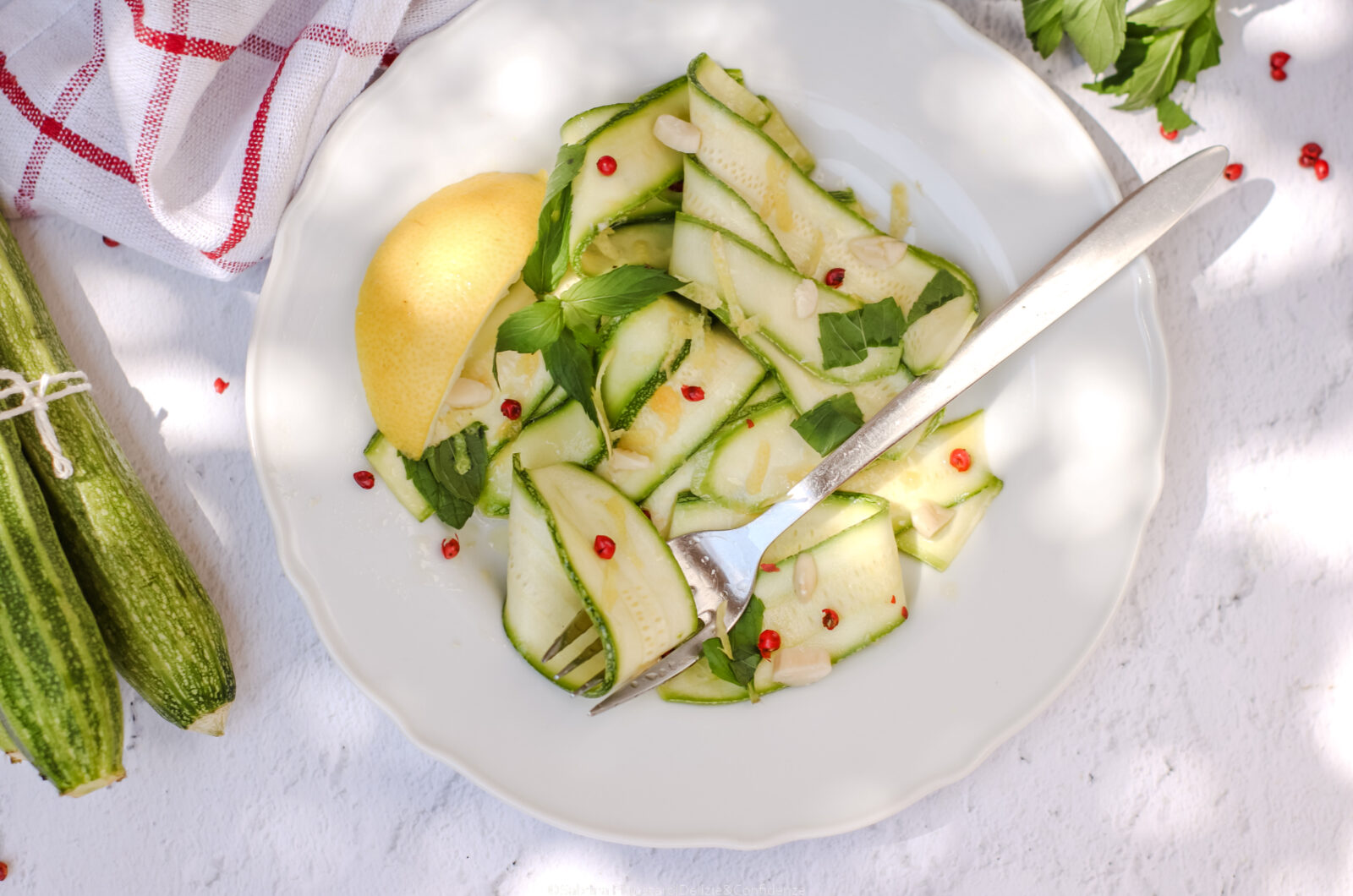 Carpaccio di zucchine agli agrumi, mandorle e menta: fresco, croccante e sorprendente