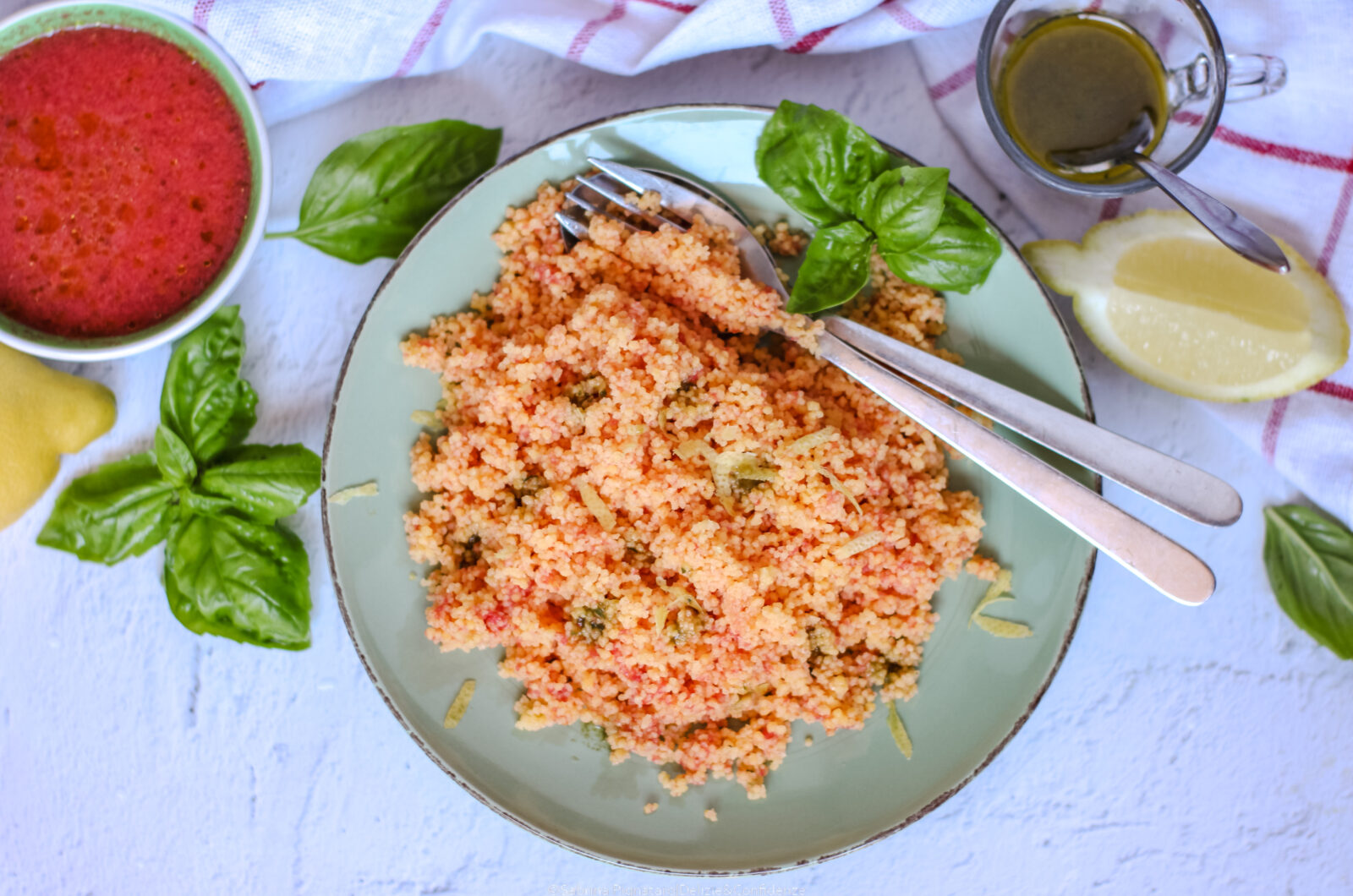 Cous cous idratato a freddo con acqua di pomodoro e olio al basilico