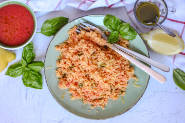 Cous cous idratato a freddo con acqua di pomodoro e olio al basilico