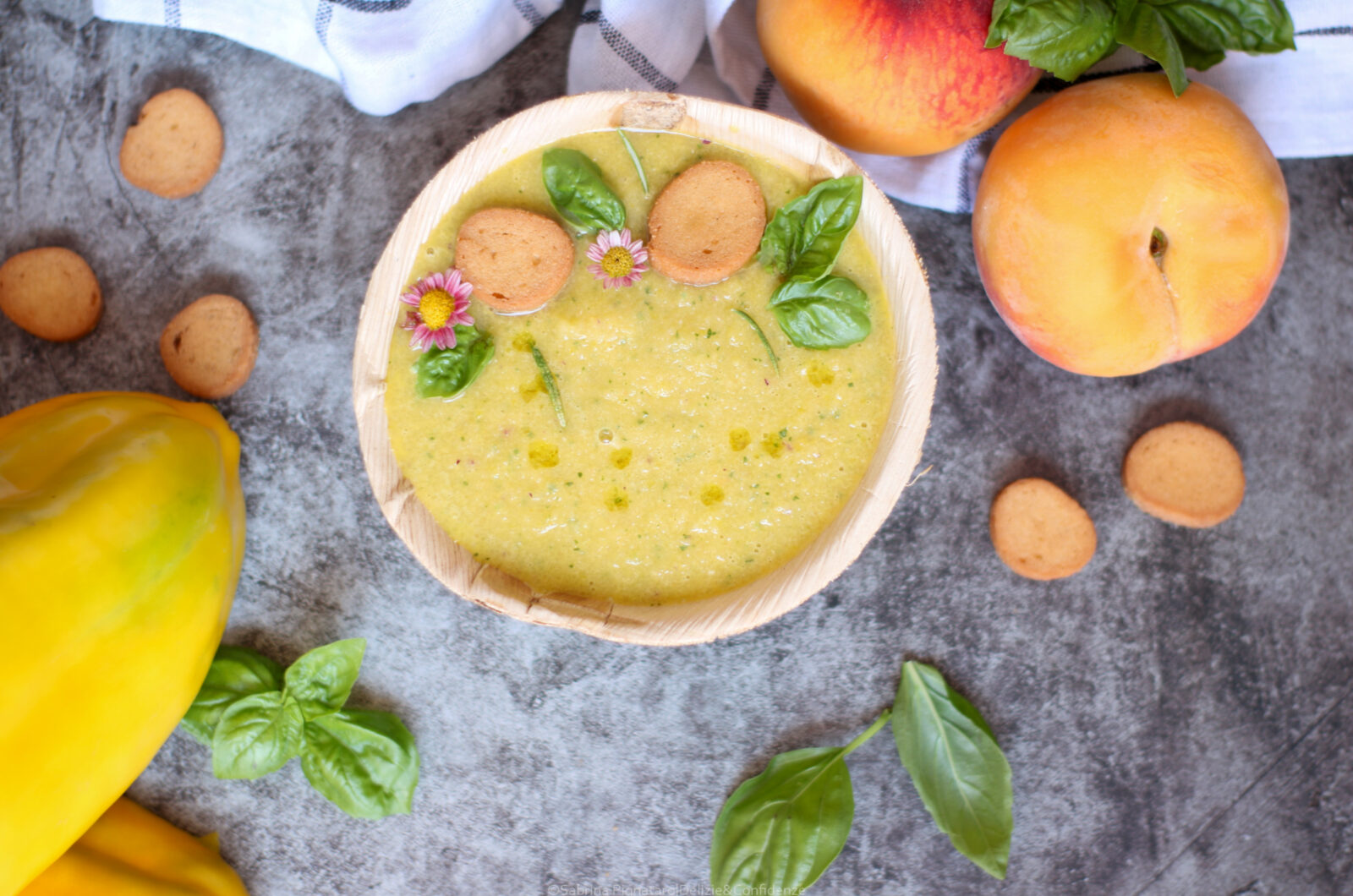 Gazpacho giallo di peperoni e pesche: la zuppa fredda che sa d'estate