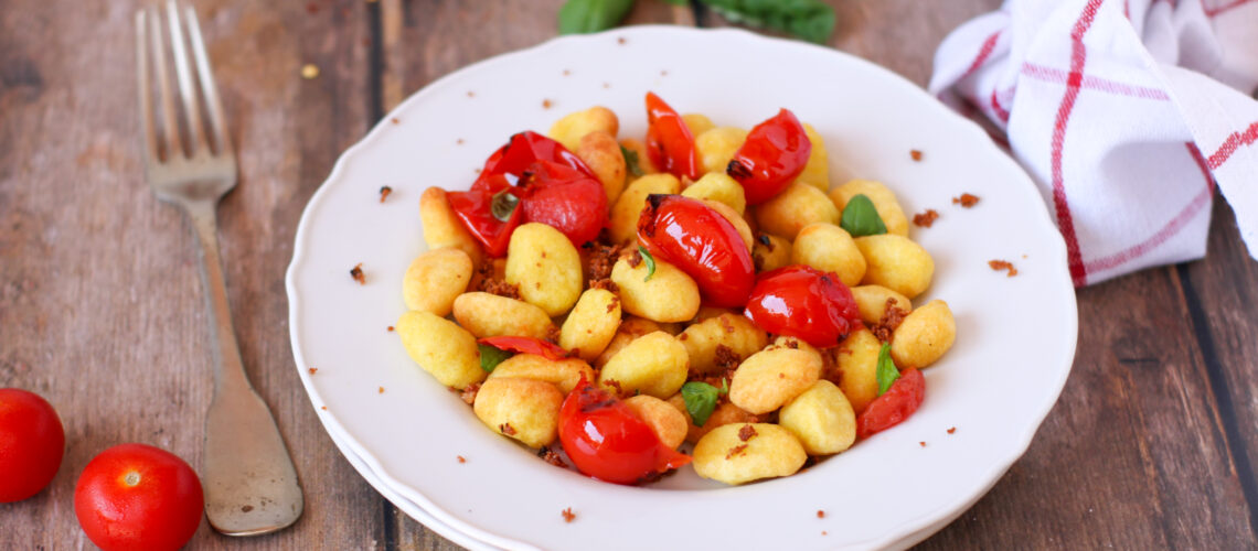 Gnocchi croccanti in friggitrice ad aria con pomodorini arrostiti, basilico e pane al peperoncino