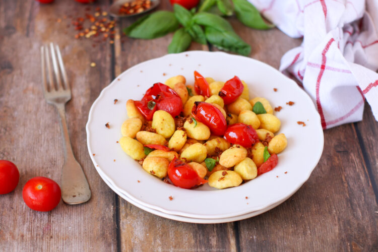 Gnocchi croccanti in friggitrice ad aria con pomodorini arrostiti, basilico e pane al peperoncino