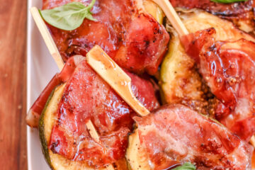 Spiedini di fichi neri con capocollo croccante