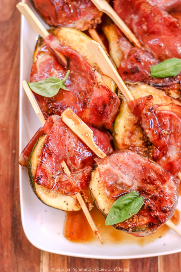 Spiedini di fichi neri con capocollo croccante