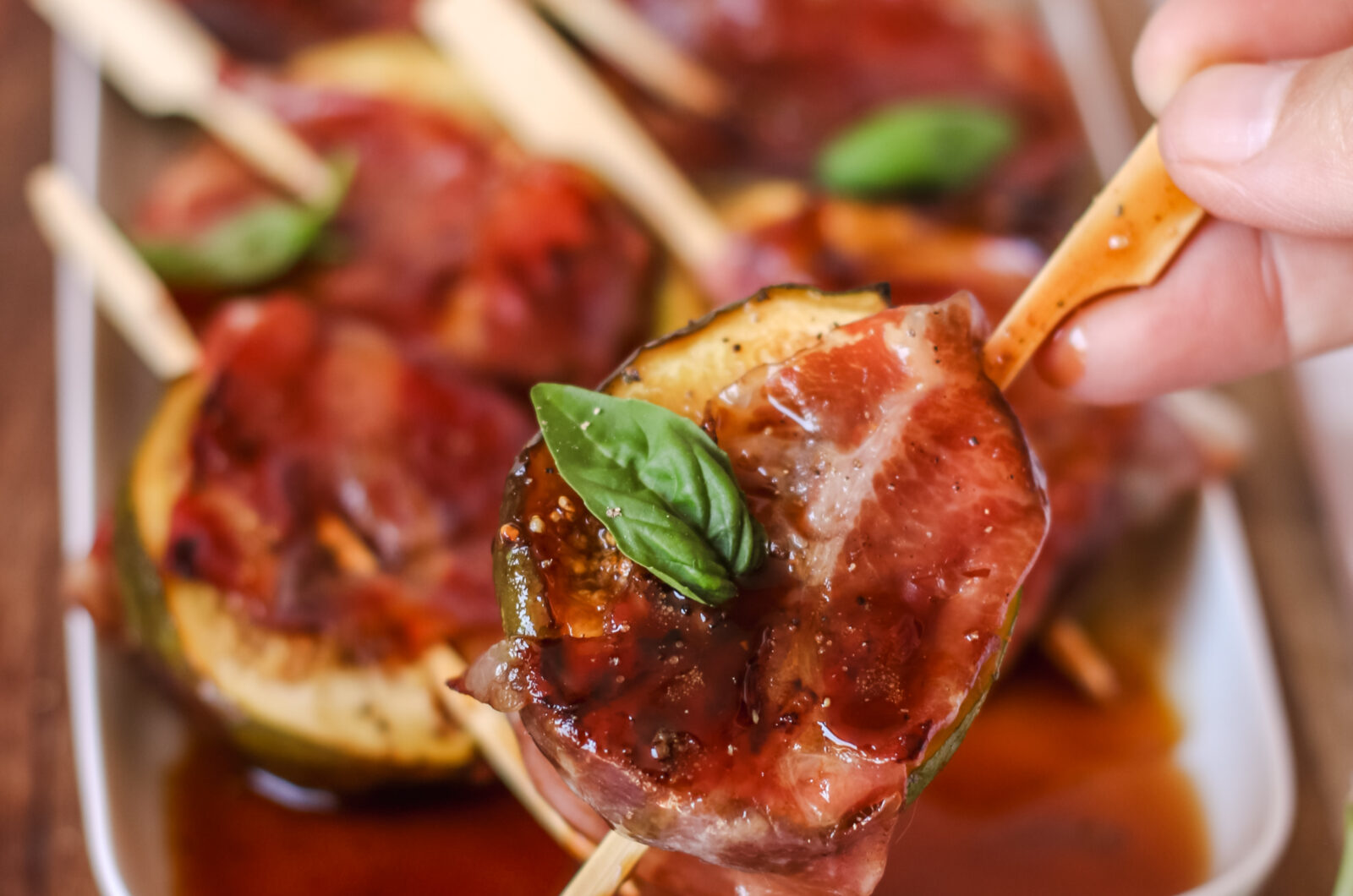 Spiedini di fichi neri e capocollo croccante con riduzione di aceto balsamico: l’antipasto estivo tra dolcezza e sapori mediterranei
