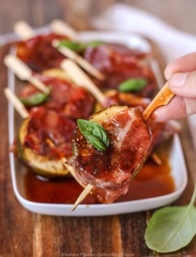 Spiedini di fichi neri e capocollo croccante: