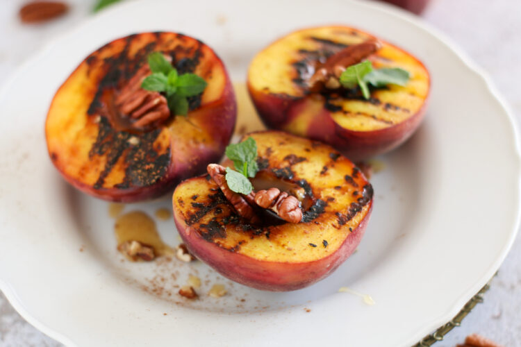 Pesche grigliate con miele, noci pecan e cannella