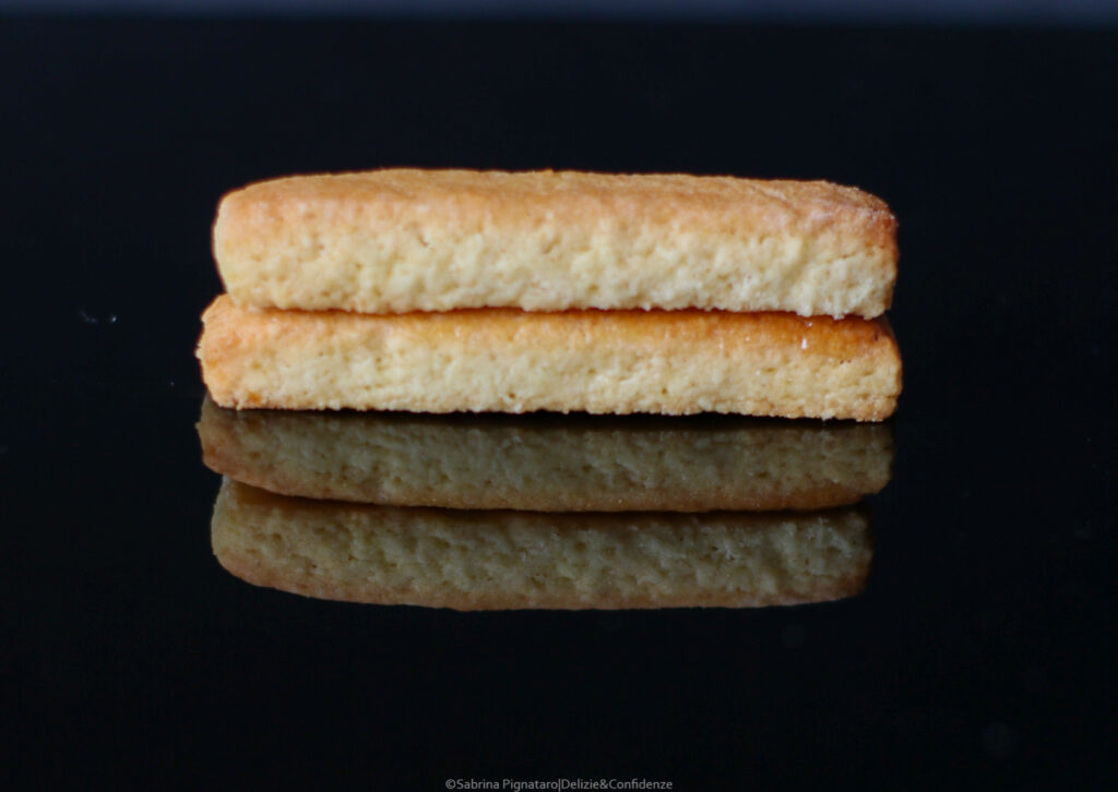 Biscotti frollini mandorla e limone senza latticini a forma di bastoncino