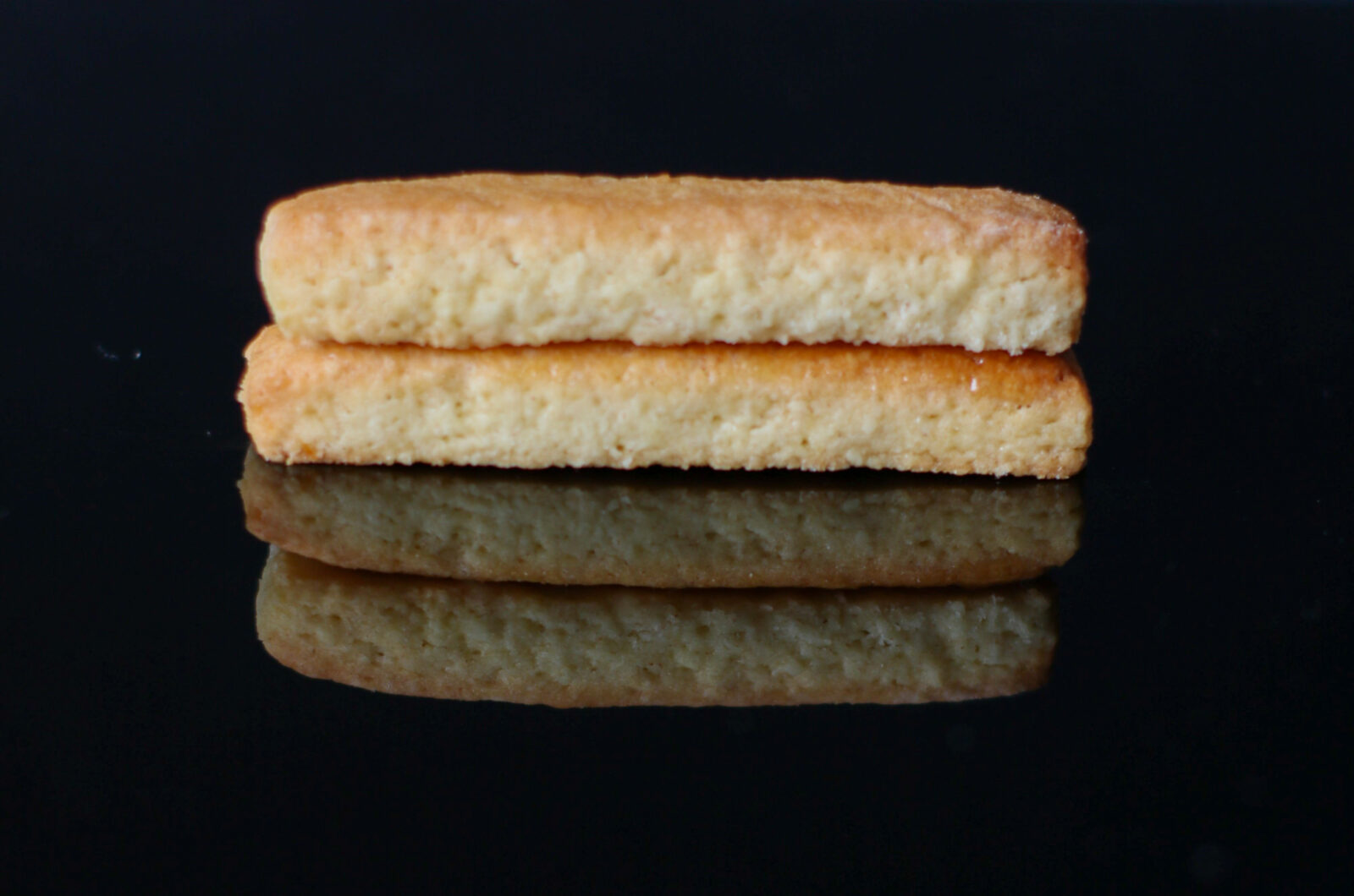 Biscotti frollini mandorla e limone, friabili e senza latticini