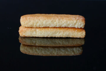 Biscotti frollini mandorla e limone senza latticini a forma di bastoncino