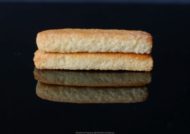 Biscotti frollini mandorla e limone senza latticini a forma di bastoncino