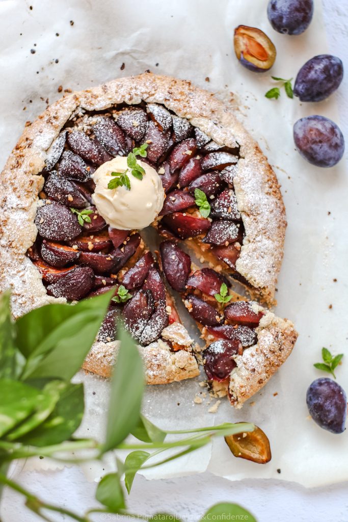 Galette di prugne con frolla all'olio e farina di farro