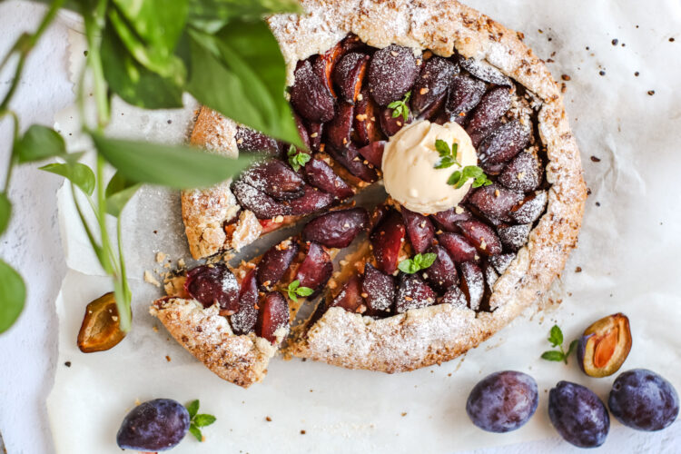 Galette di prugne con frolla all'olio e farina di farro