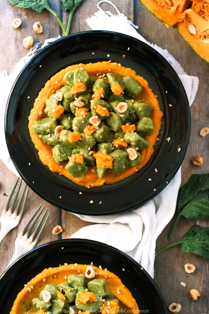 Gnocchi di patate e spinaci su crema di zucca Delica, con nocciole tostate