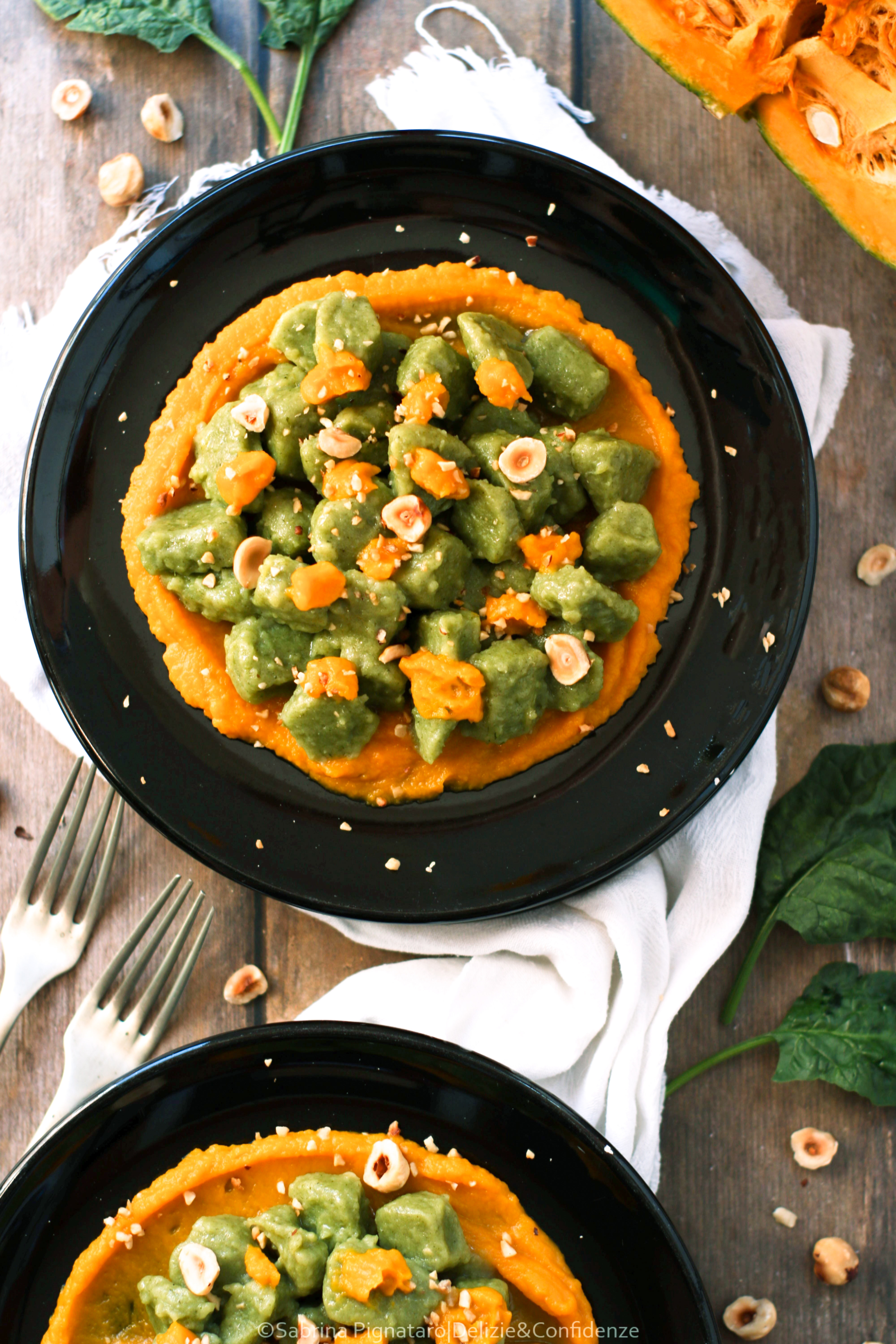 Gnocchi di patate e spinaci su crema di zucca Delica, con nocciole tostate