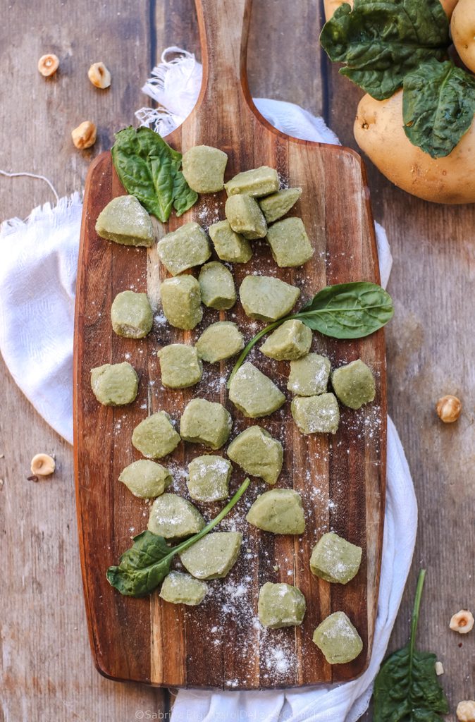 Gnocchi di patate e spinaci su crema di zucca Delica, con nocciole tostate
