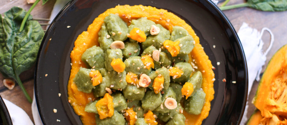 Gnocchi di patate e spinaci su crema di zucca Delica, con nocciole tostate