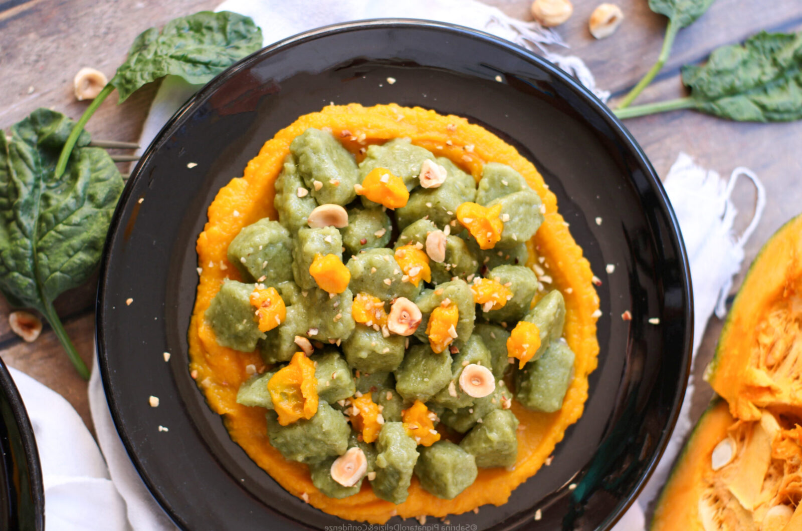 Gnocchi di patate e spinaci su crema di zucca Delica e nocciole