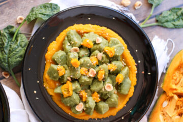 Gnocchi di patate e spinaci su crema di zucca Delica, con nocciole tostate