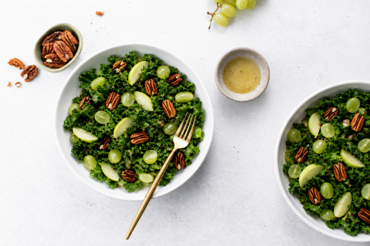 Insalata di cavolo riccio con mela verde, uva e noci pecan