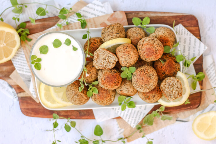 Polpette di lenticchie rosse e funghi con maionese di acquafaba e mentuccia fresca