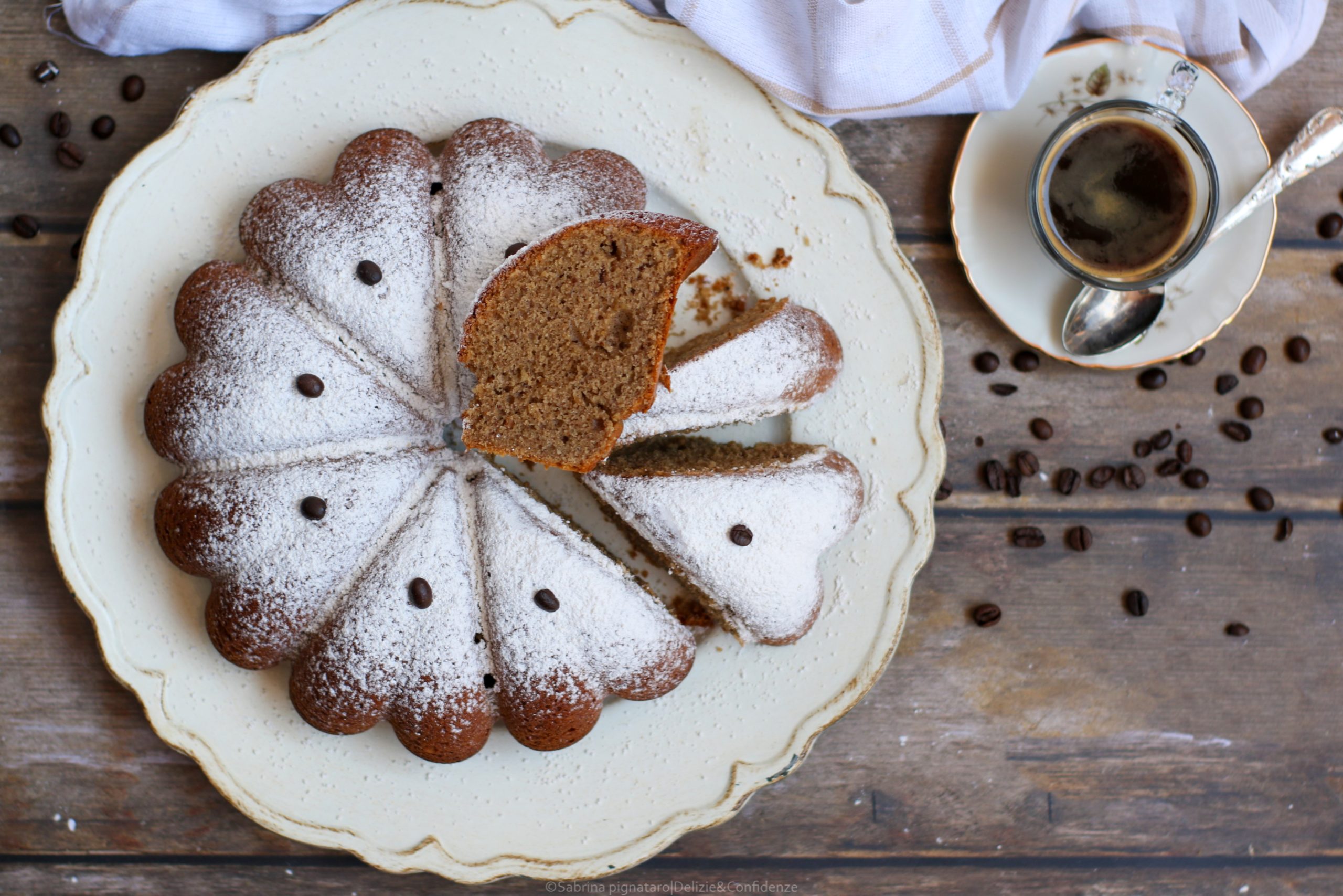 Torta soffice al caffè e nocciole