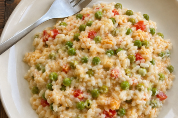 Riso con piselli, pomodoro e uovo