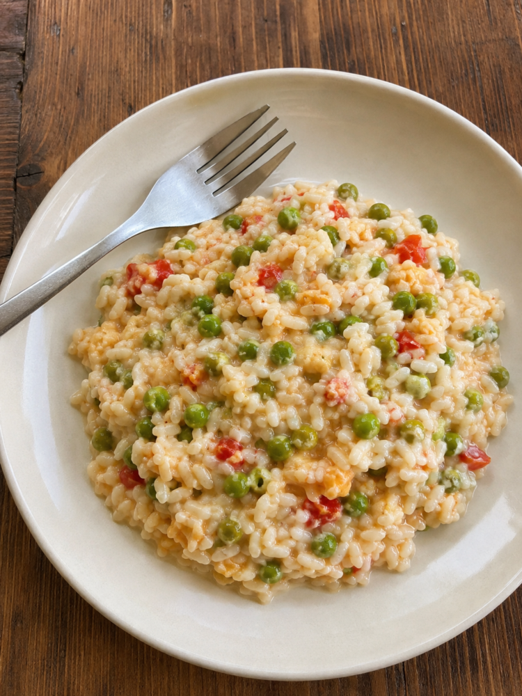 Riso con piselli, pomodoro e uovo
